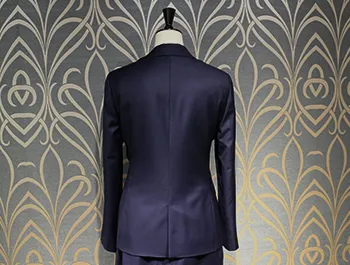 背中で語る曲線美